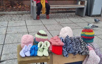 Starsza Pani w Katowicach sprzedaje piękne czapki, szaliki, rękawiczki