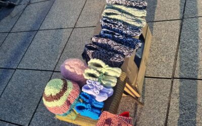 Kolejna starsza Pani z czapeczkami w centrum Katowic. Nie ma pieniędzy na życie.